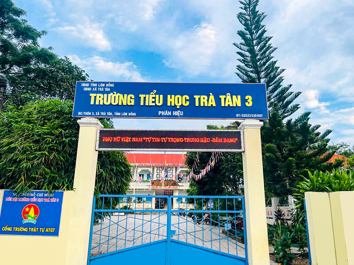 Chuẩn bị cặp sách gọn gàng trước ngày đến lớp