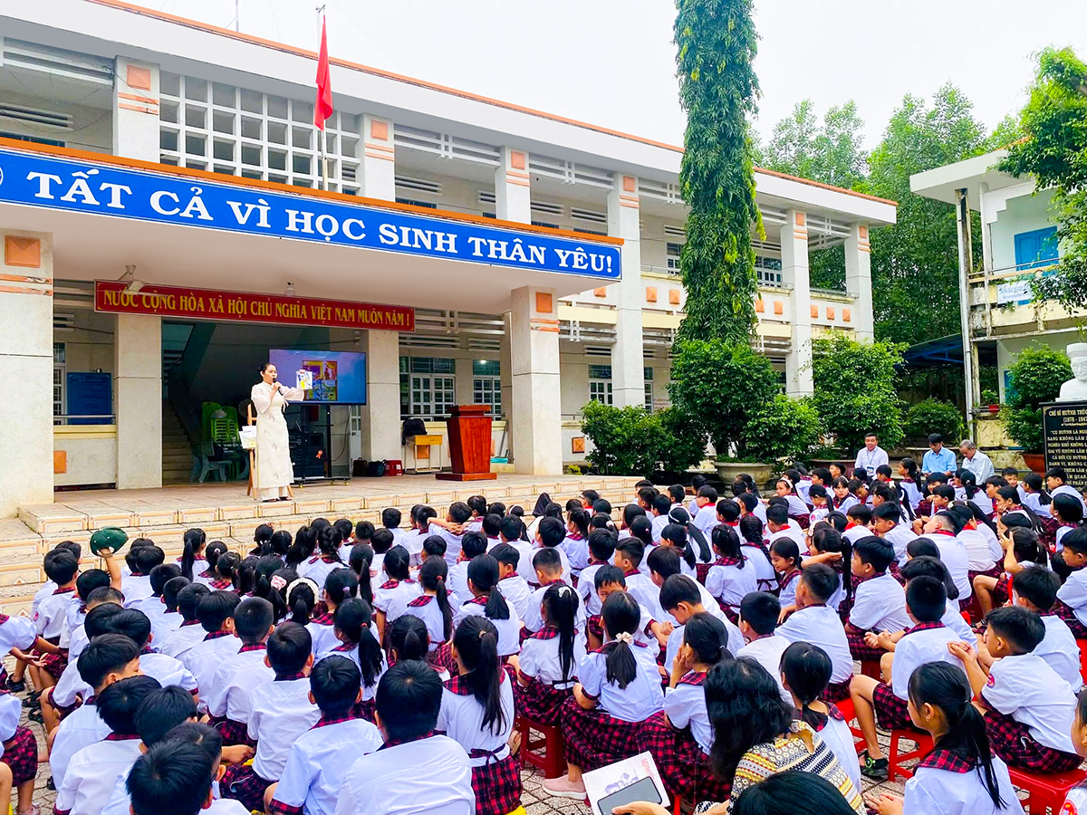Thông báo mẫu: Hướng dẫn liên hệ và gửi ý kiến đến nhà trường